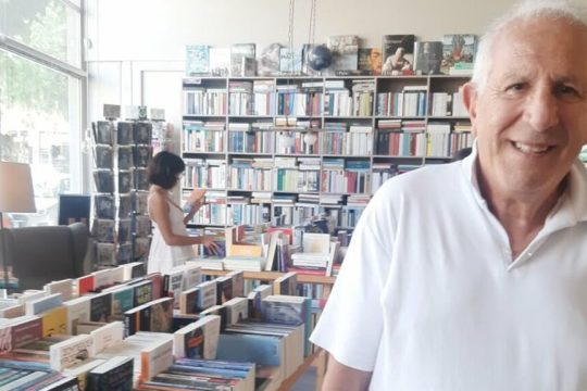 Ο Μορίς Ατιά  στο βιβλιοπωλείο "Μικρό καράβι" στα Χανιά